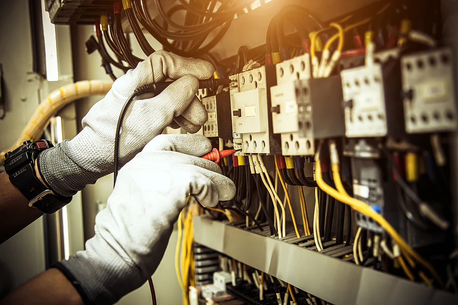 Electrical and hydraulic technicians performing offshore installation and maintenance activities