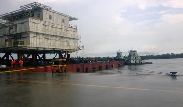 Mooring arrangement securing a heavy transport barge during load-out operations
