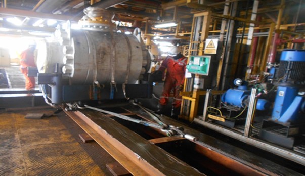 Heavy offshore structure being transferred using a hydraulic skid system during load-out