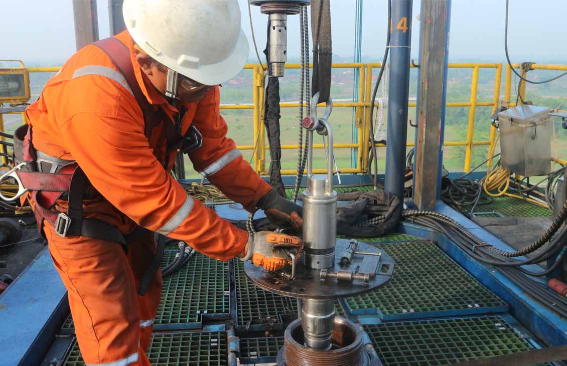 Completion crew performing frac plug drill-out operations on shale well site