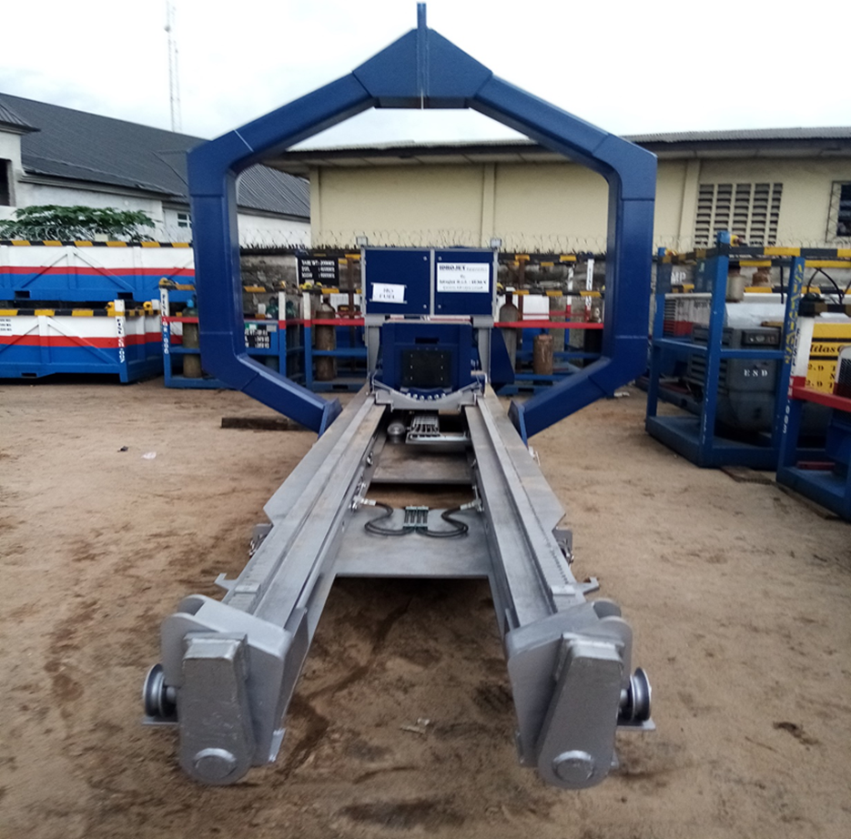 Hydraulic bundle pulling extractor system for heat exchanger bundle extraction and insertion operations