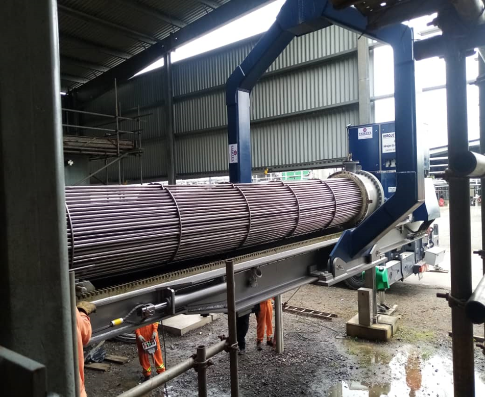 Bundle pulling extractor handling heat exchanger tube bundle during maintenance operation
