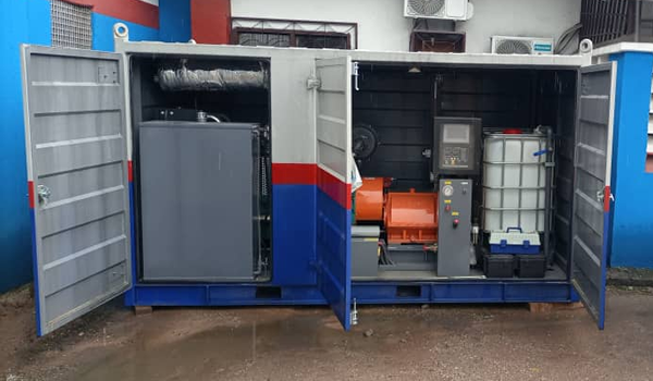 Hydro jetting nozzle cleaning heat exchanger tubes